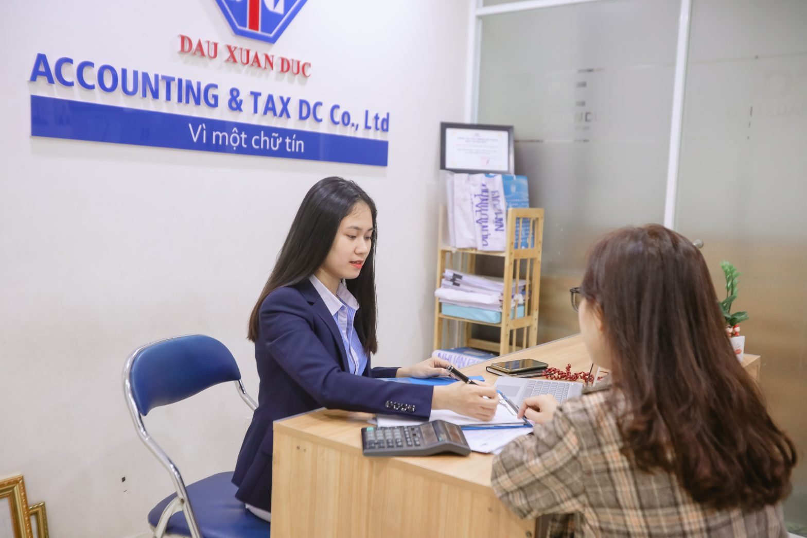 Tôi mua nhà tái định cư bằng tiền được bồi thường do Nhà nước thu hồi nhà để làm đường, xin hỏi tôi có thuộc diện được miễn nộp lệ phí trước bạ không, nếu được miễn thì hồ sơ gồm những loại giấy tờ gì?