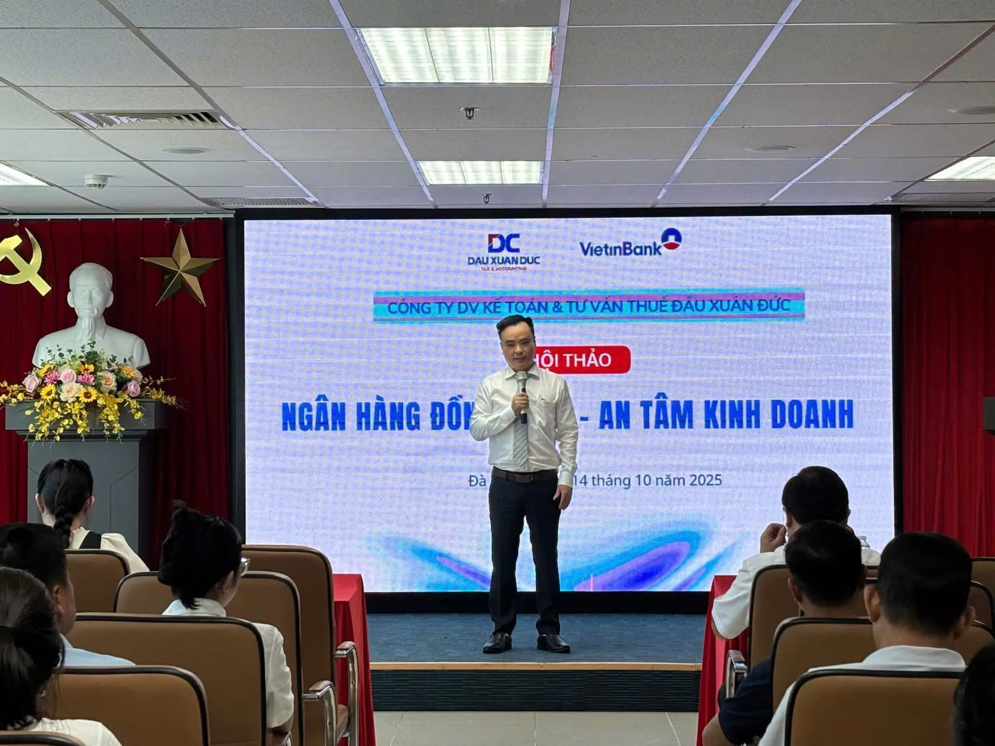 Ngày 14/10/2025, Công ty Tài chính Kế toán Đầu Xuân Đức (DC) vinh dự được Ngân hàng VietinBank – Chi nhánh Sông Hàn mời tham gia chia sẻ về các Chính sách thuế mới tác động trực tiếp đến Hộ kinh doanh.
